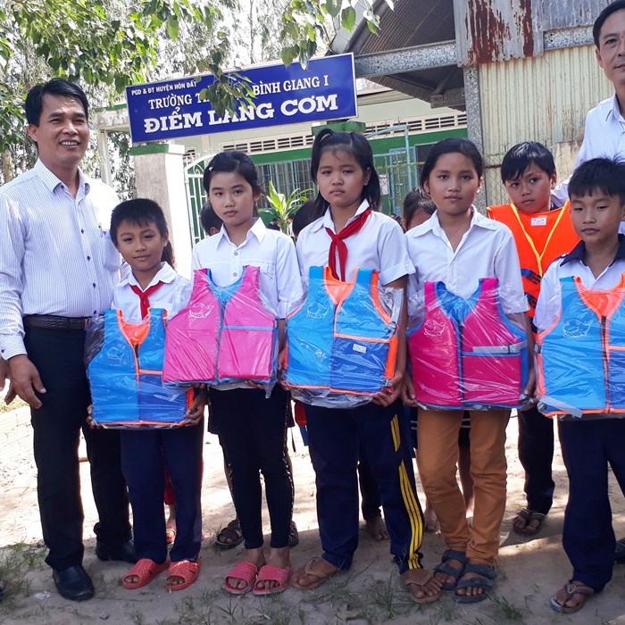 Kiên Giang đảm bảo an toàn cho học sinh đến trường trong mùa lũ - Anh 1