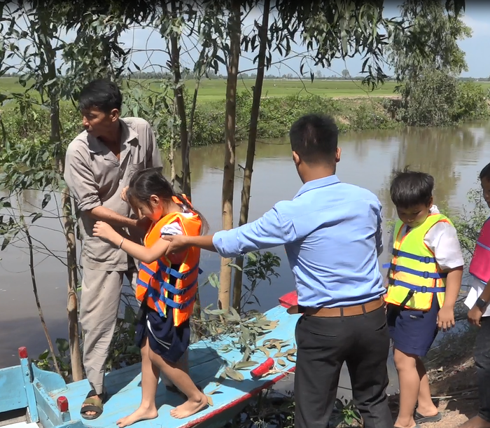 Kiên Giang đảm bảo an toàn cho học sinh đến trường trong mùa lũ - Anh 2