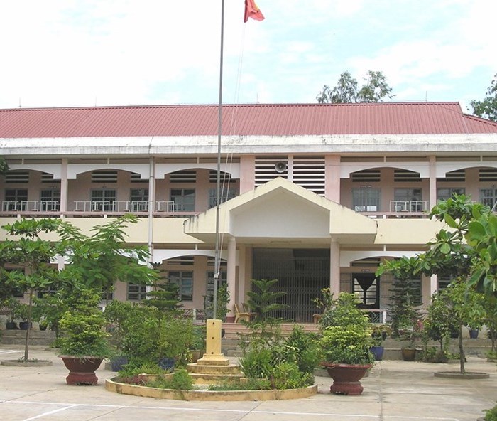 4 học sinh thương vong vì đứt dây điện trước cổng trường - Anh 1