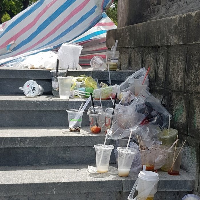 Chưa đưa vào sử dụng, đường đi bộ sàn gỗ ven sông Hương đã “hứng” rác - Anh 2