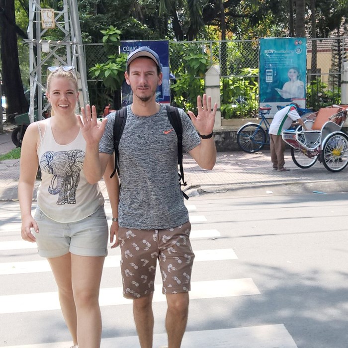 Lăn xả bảo vệ khách du lịch - Anh 1