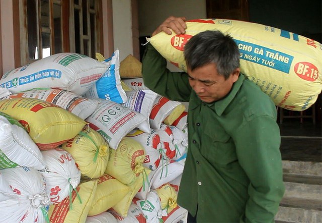 Khâm phục lão nông mù làm kinh tế giỏi, sửa đồ điện hay - Anh 1