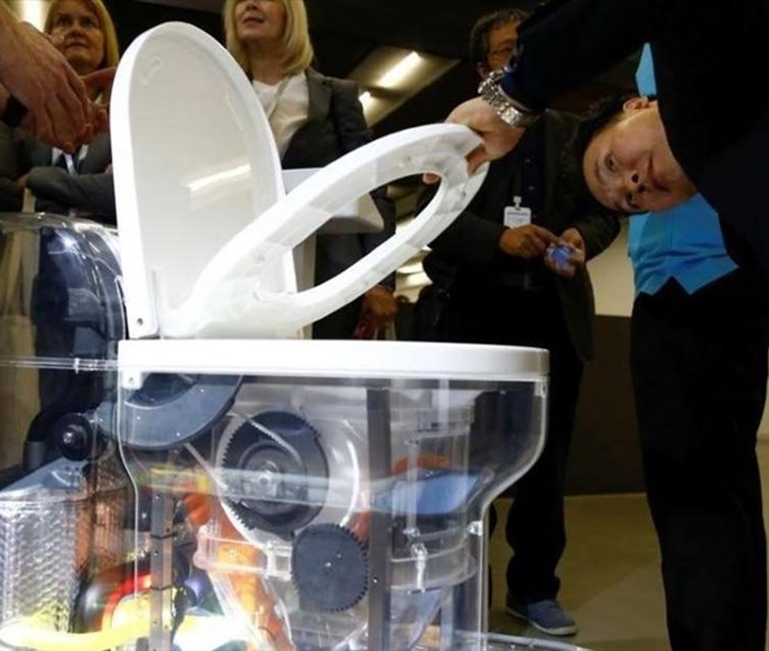 Bill Gates ra mắt bồn cầu không dùng nước ở Trung Quốc - Anh 1