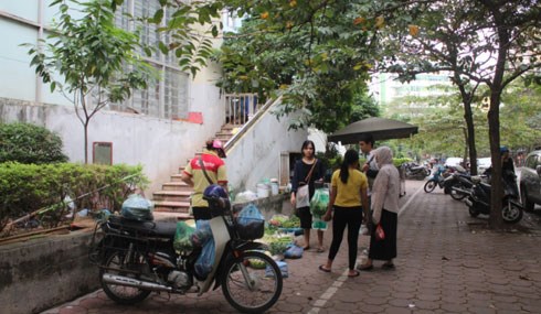 Hà Nội: Bé trai thoát chết thần kỳ khi rơi từ tầng 7 chung cư - Anh 1