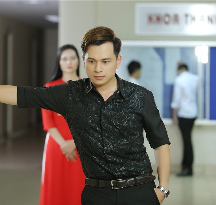 MC Danh Tùng ngại ngùng khi đóng cảnh tình tứ cùng ca sĩ xinh đẹp Lương Nguyệt Anh - Anh 3