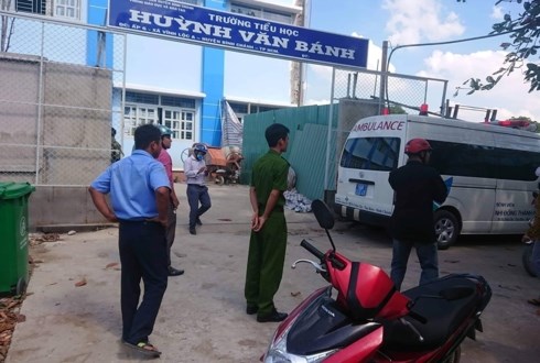Sập khung sắt sân khấu trong lễ kỷ niệm 20.11: 30 học sinh bị thương - Anh 1