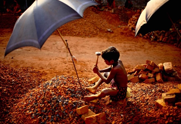 Câu chuyện đau lòng về những đứa trẻ phải “bán” tuổi thơ ở Bangladesh - Anh 1
