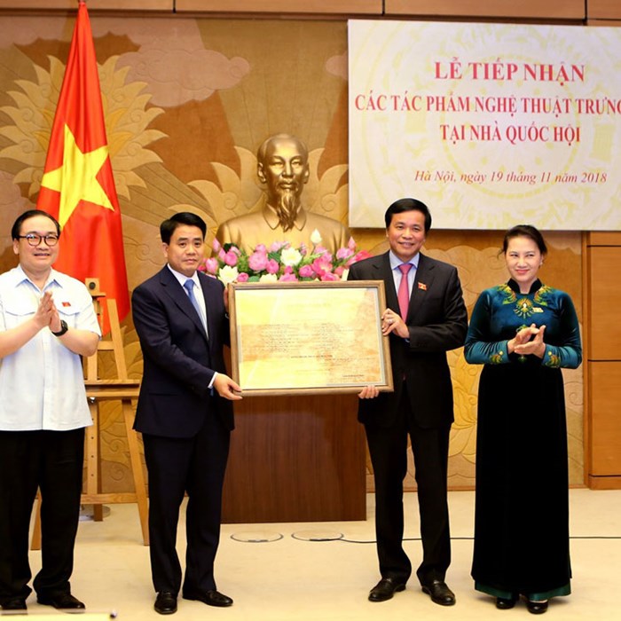 Chở “con tàu nghệ thuật” vào Nhà Quốc hội - Anh 1