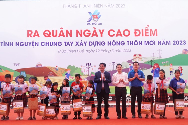 Ra quân Ngày cao điểm “Tình nguyện chung tay xây dựng nông thôn mới” - Anh 2