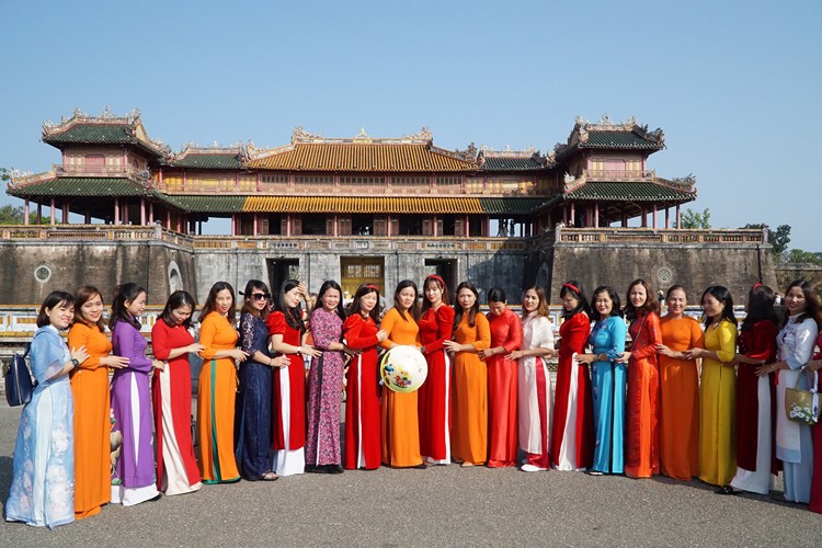 Triển khai Đề án “Huế- Kinh đô Áo dài” đẩy mạnh phát triển công nghiệp văn hóa - Anh 1
