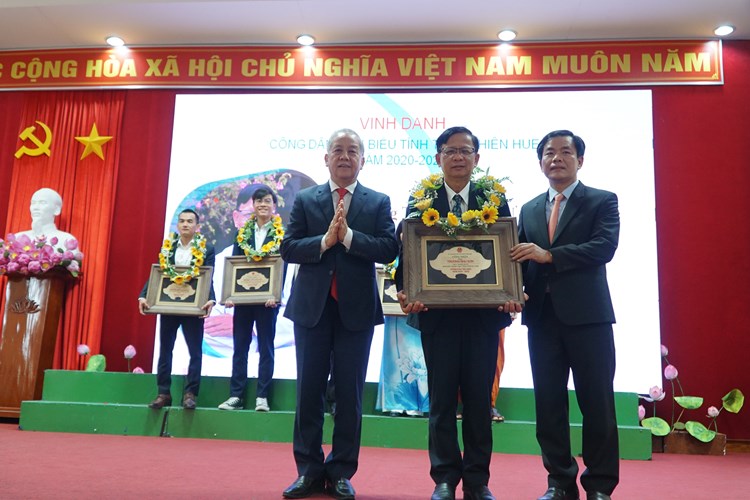 Thừa Thiên Huế: Vinh danh 10 công dân tiêu biểu - Anh 2