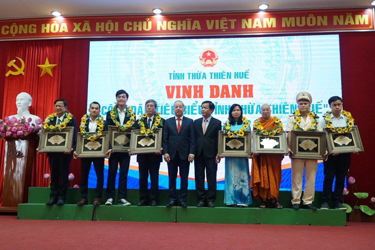 Thừa Thiên Huế: Vinh danh 10 công dân tiêu biểu - Anh 1
