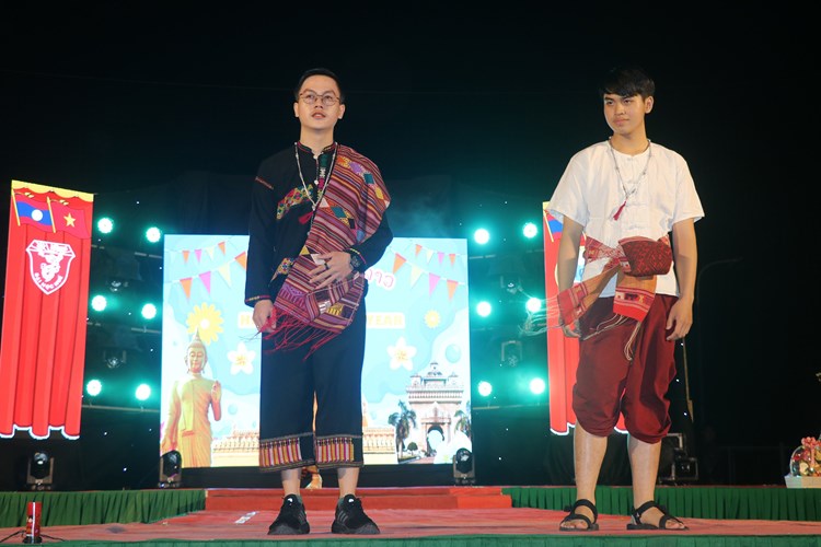 Lưu học sinh Lào tại Huế rộn ràng đón Tết cổ truyền Bunpimay - Anh 2
