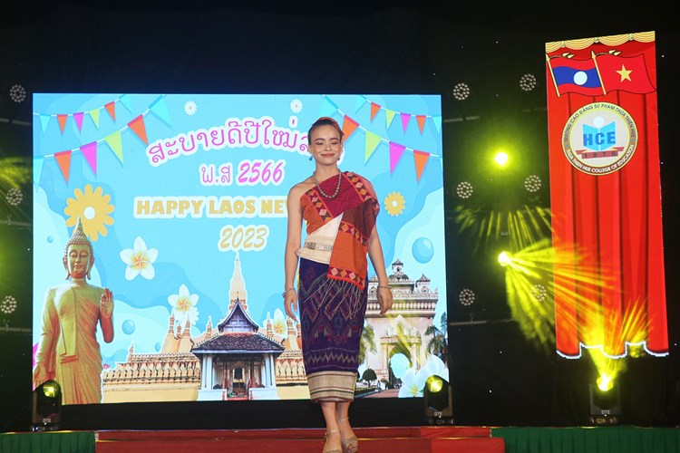 Lưu học sinh Lào tại Huế rộn ràng đón Tết cổ truyền Bunpimay - Anh 3