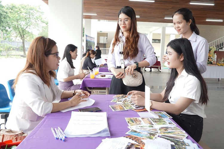 Hơn 2.800 vị trí việc làm cho sinh viên du lịch - Anh 2