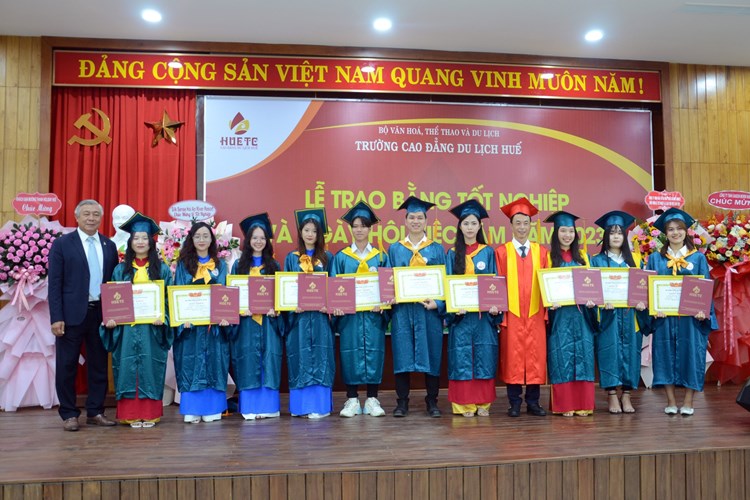 Hơn 2.800 vị trí việc làm cho sinh viên du lịch - Anh 1