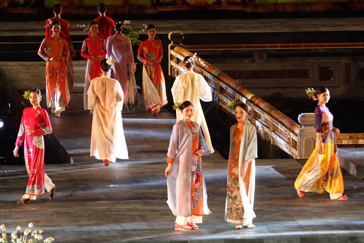 Nhiều chương trình hấp dẫn tại Festival Nghề truyền thống Huế 2023 - Anh 1