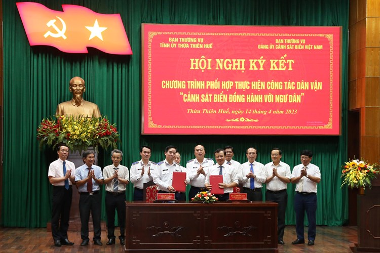Phối hợp thực hiện chương trình “Cảnh sát biển đồng hành với ngư dân” - Anh 1