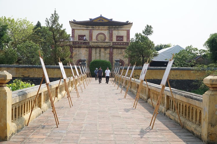 Khai mạc trưng bày “Lưu dấu lịch sử - khám phá Tàng Thơ Lâu” - Anh 3
