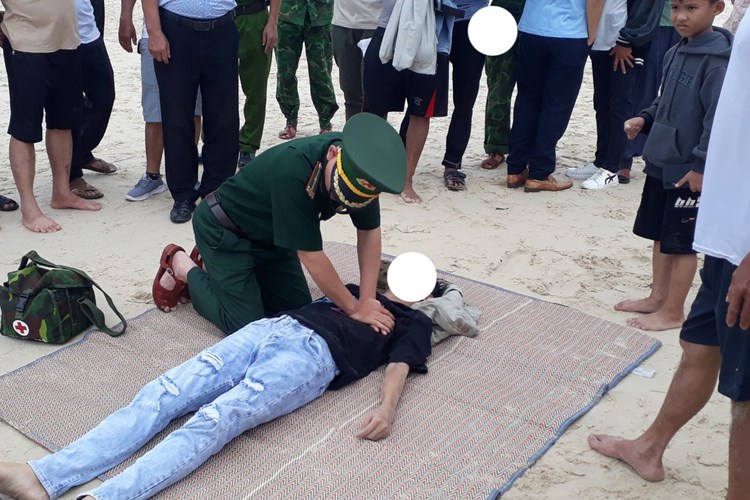 Bốn người gặp nạn khi tắm biển, một thanh niên tử vong - Anh 1