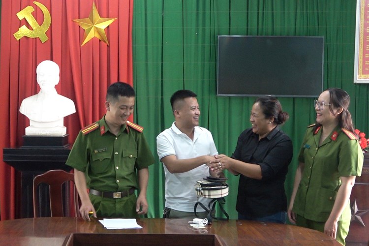 Chủ quán nước tìm trả lại tài sản cho du khách để quên - Anh 1