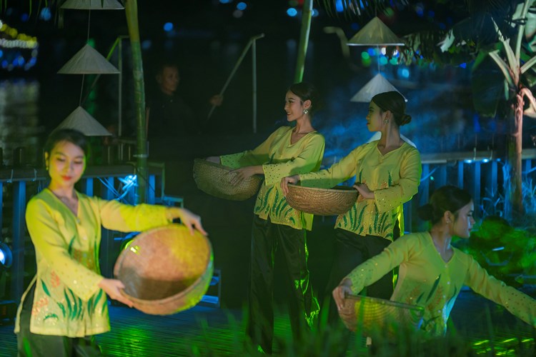 Tri ân dòng sông Hương di sản - Anh 4