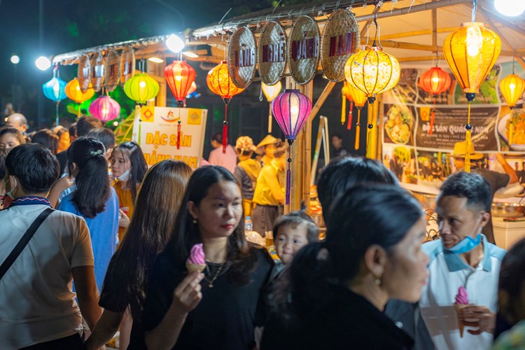 Thừa Thiên Huế đón 99.000 lượt khách trong 5 ngày lễ - Anh 2