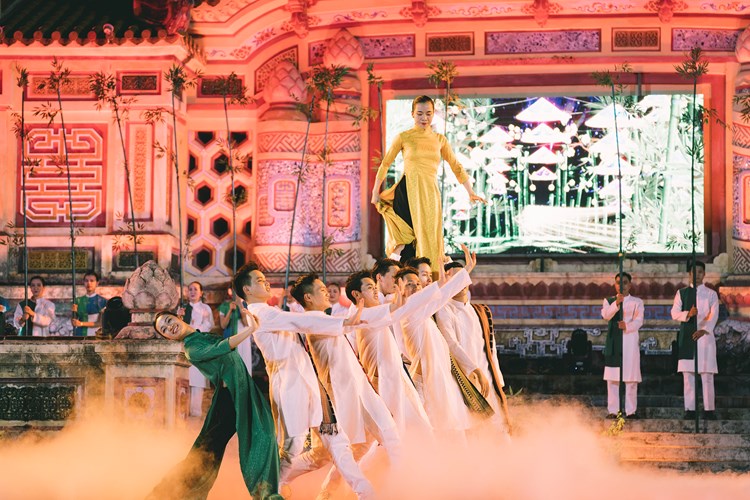 300.000 lượt khách tham quan và trải nghiệm trong tuần lễ Festival Nghề truyền thống Huế - Anh 1