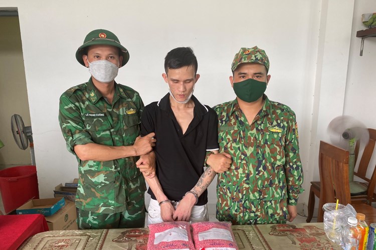 Bắt đối tượng vận chuyển 36.000 viên ma túy tổng hợp - Anh 1