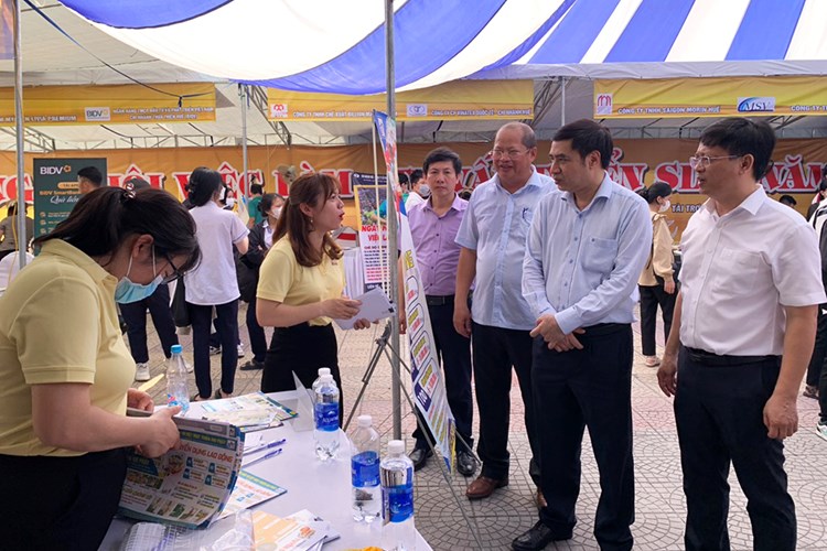 Thừa Thiên Huế: Hơn 8.000 vị trí tuyển dụng tại Ngày hội việc làm - tư vấn tuyển sinh - Anh 3