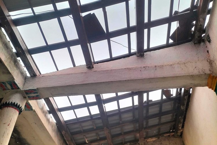Hơn 80 nhà dân tốc mái do giông lốc - Anh 1
