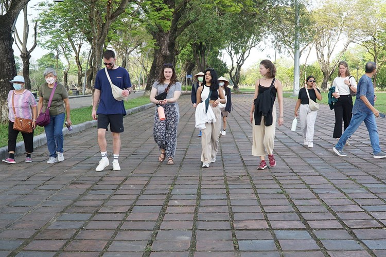 TP Huế đẩy mạnh xây dựng môi trường du lịch an toàn, thân thiện - Anh 2