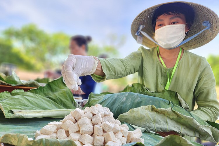 Trải nghiệm nhiều hoạt động văn hóa du lịch tại “Ngày hội Sen Huế 2023” - Anh 2