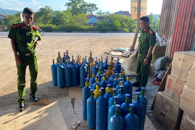 Thừa Thiên Huế: Phát hiện đường dây vận chuyển, mua bán trái phép khí cười - Anh 1