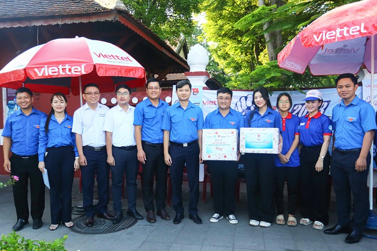 Bí thư Trung ương Đoàn Nguyễn Minh Triết động viên các đội “Tiếp sức mùa thi” tại Huế - Anh 1