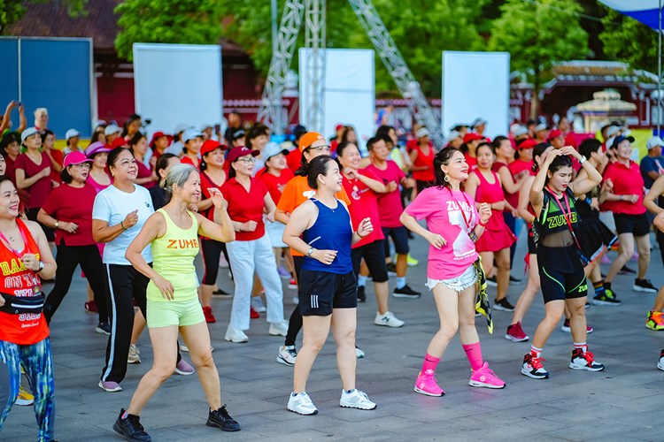 Lan tỏa năng lượng tích cực từ những bước nhảy sôi động của zumba - Anh 3