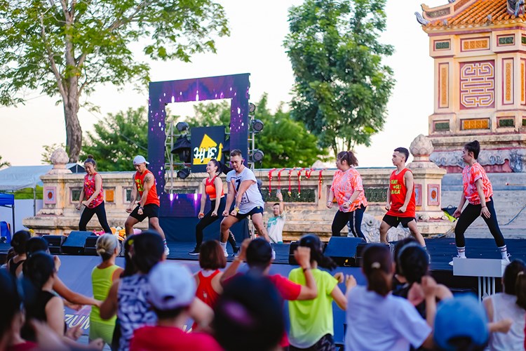 Lan tỏa năng lượng tích cực từ những bước nhảy sôi động của zumba - Anh 1