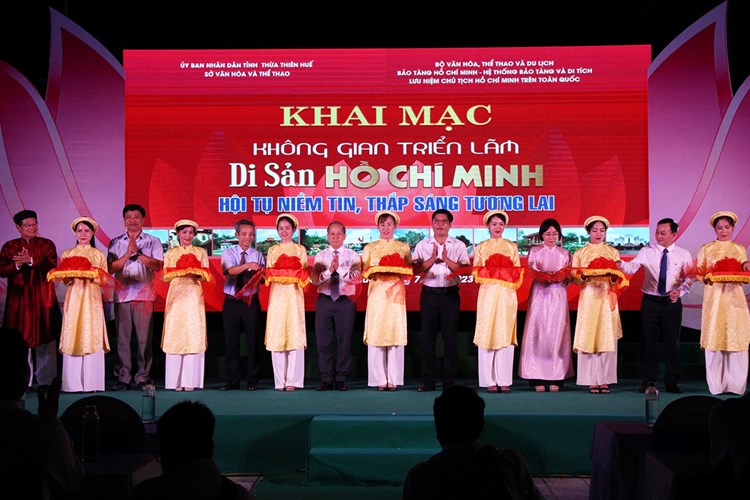 Khai mạc Triển lãm “Di sản Hồ Chí Minh- Hội tụ niềm tin, thắp sáng tương lai” - Anh 1