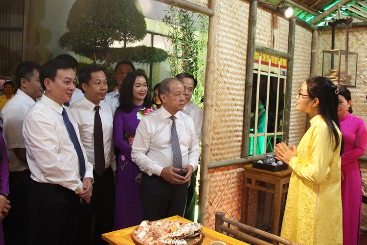 Khai mạc Triển lãm “Di sản Hồ Chí Minh- Hội tụ niềm tin, thắp sáng tương lai” - Anh 2