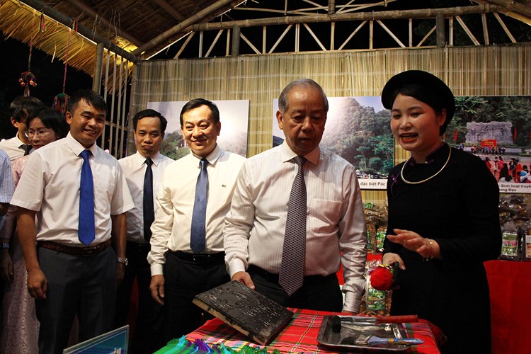 Khai mạc Triển lãm “Di sản Hồ Chí Minh- Hội tụ niềm tin, thắp sáng tương lai” - Anh 3