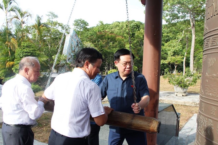 Chủ tịch Quốc hội Vương Đình Huệ dâng hương tưởng niệm các Anh hùng liệt sĩ tại Huế - Anh 3
