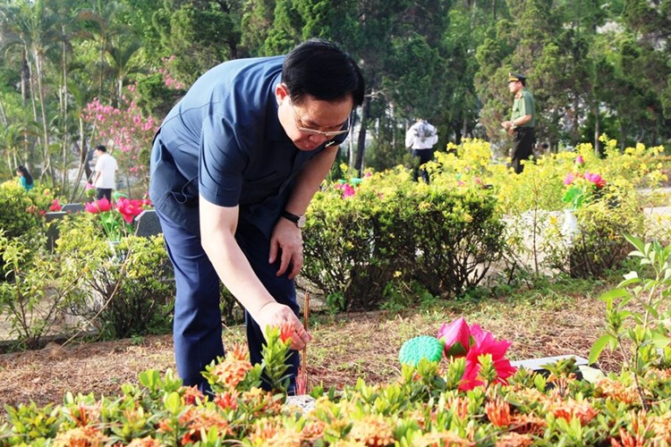Chủ tịch Quốc hội Vương Đình Huệ dâng hương tưởng niệm các Anh hùng liệt sĩ tại Huế - Anh 4