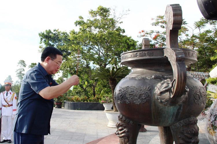 Chủ tịch Quốc hội Vương Đình Huệ dâng hương tưởng niệm các Anh hùng liệt sĩ tại Huế - Anh 1