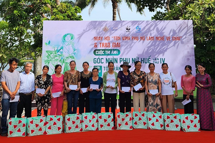 Tôn vinh những phụ nữ làm nghề ve chai, bảo vệ môi trường - Anh 1