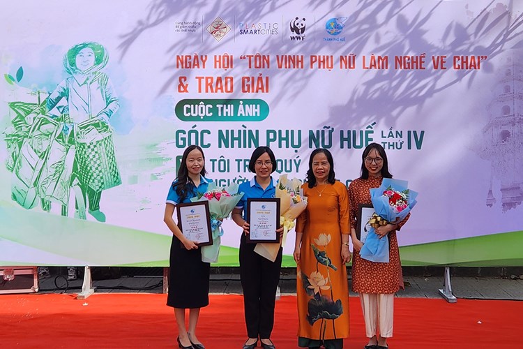 Tôn vinh những phụ nữ làm nghề ve chai, bảo vệ môi trường - Anh 2