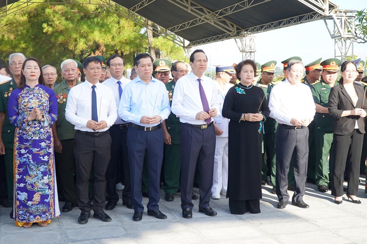 Đoàn đại biểu người có công tiêu biểu toàn quốc dâng hương các Anh hùng liệt sĩ tại Huế - Anh 1