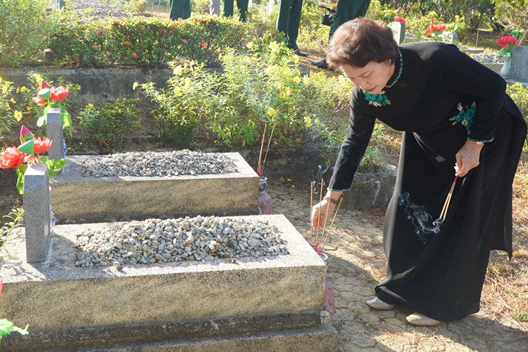 Đoàn đại biểu người có công tiêu biểu toàn quốc dâng hương các Anh hùng liệt sĩ tại Huế - Anh 2