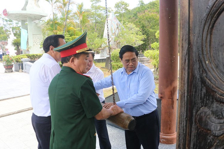 Thủ tướng dâng hương các AHLS và thăm, tặng quà gia đình chính sách tại Huế - Anh 1