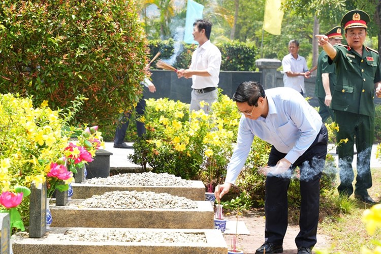 Thủ tướng dâng hương các AHLS và thăm, tặng quà gia đình chính sách tại Huế - Anh 2