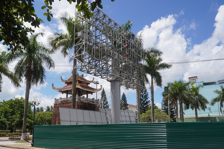 Tháo dỡ công trình quảng cáo cạnh Tháp chuông Thành cổ Quảng Trị - Anh 1